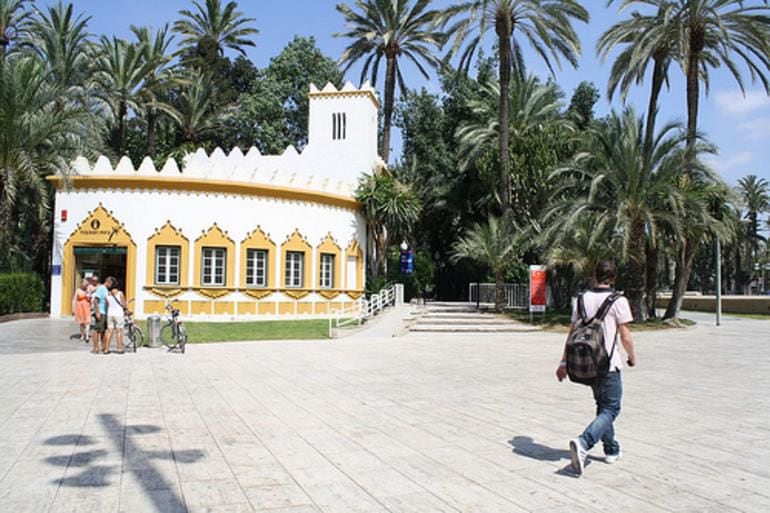 Visitantes ante la Oficina de Turismo de Elche