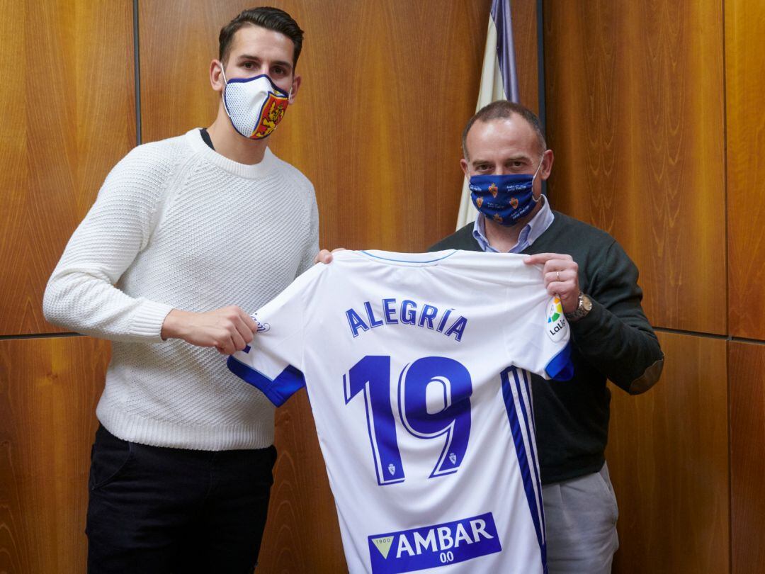 Álex Alegría junto al presidente del Real Zaragoza Christian Lapetra 