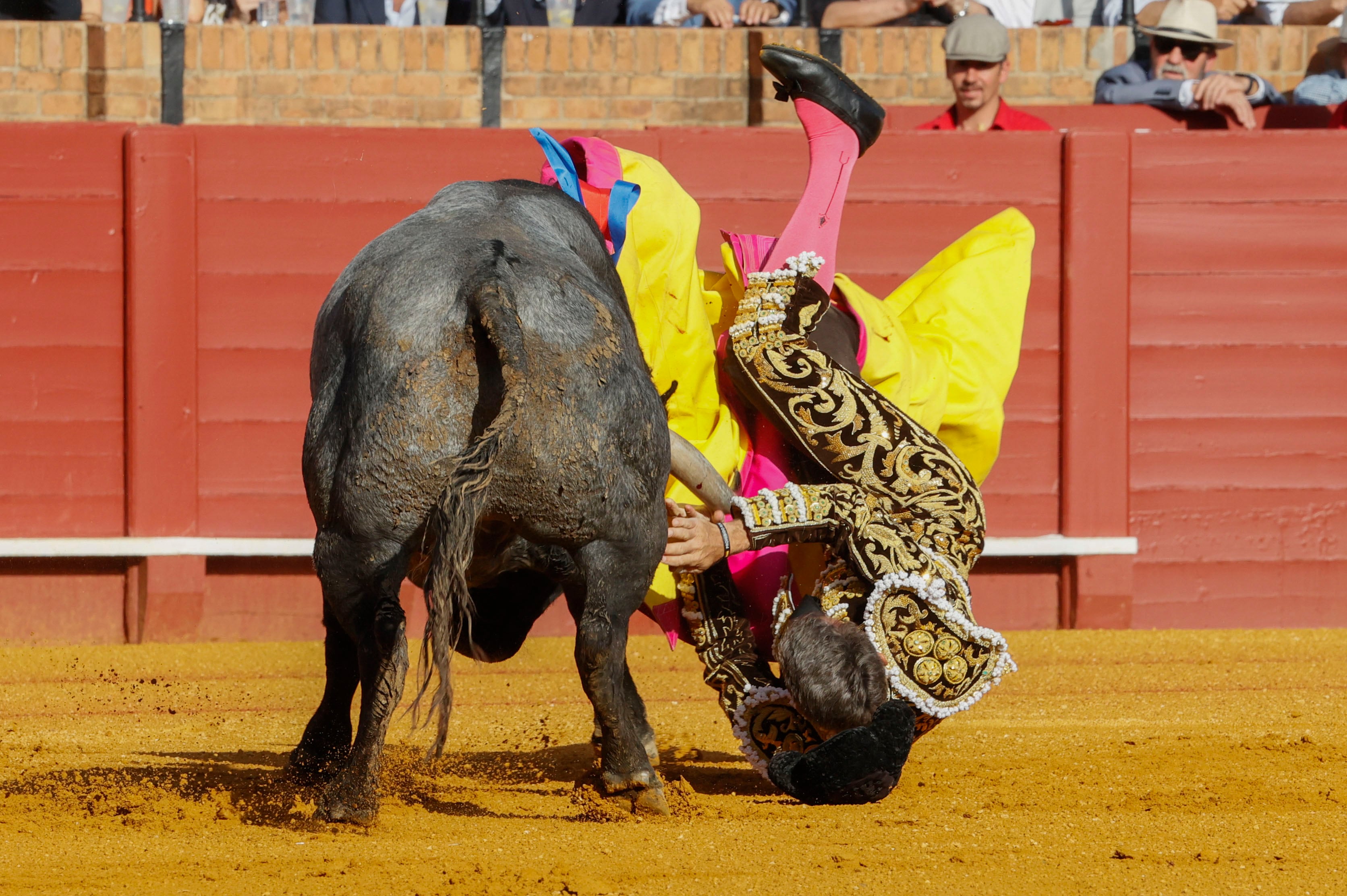 SEVILLA, 13/04/2024.- El diestro Manuel Escribano sufre una cogida en el primero de su lote durante la corrida celebrada hoy sábado en la plaza de toros La Maestranza de Sevilla. EFE / José Manuel Vidal.
