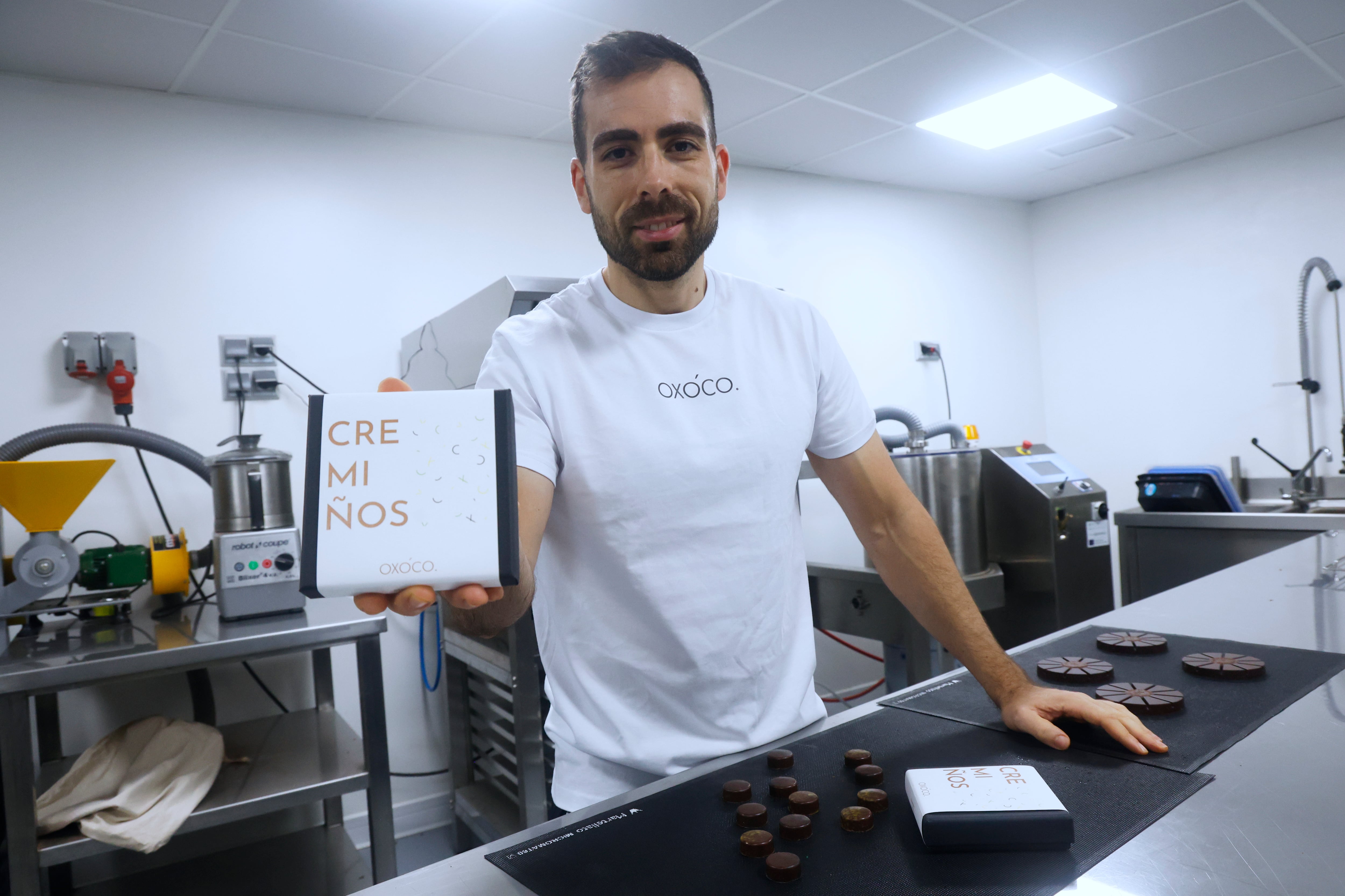 Tomás Rodríguez, impulsor de Oxóco, en el obrador en Pontedeume (foto: Kiko Delgado / EFE)