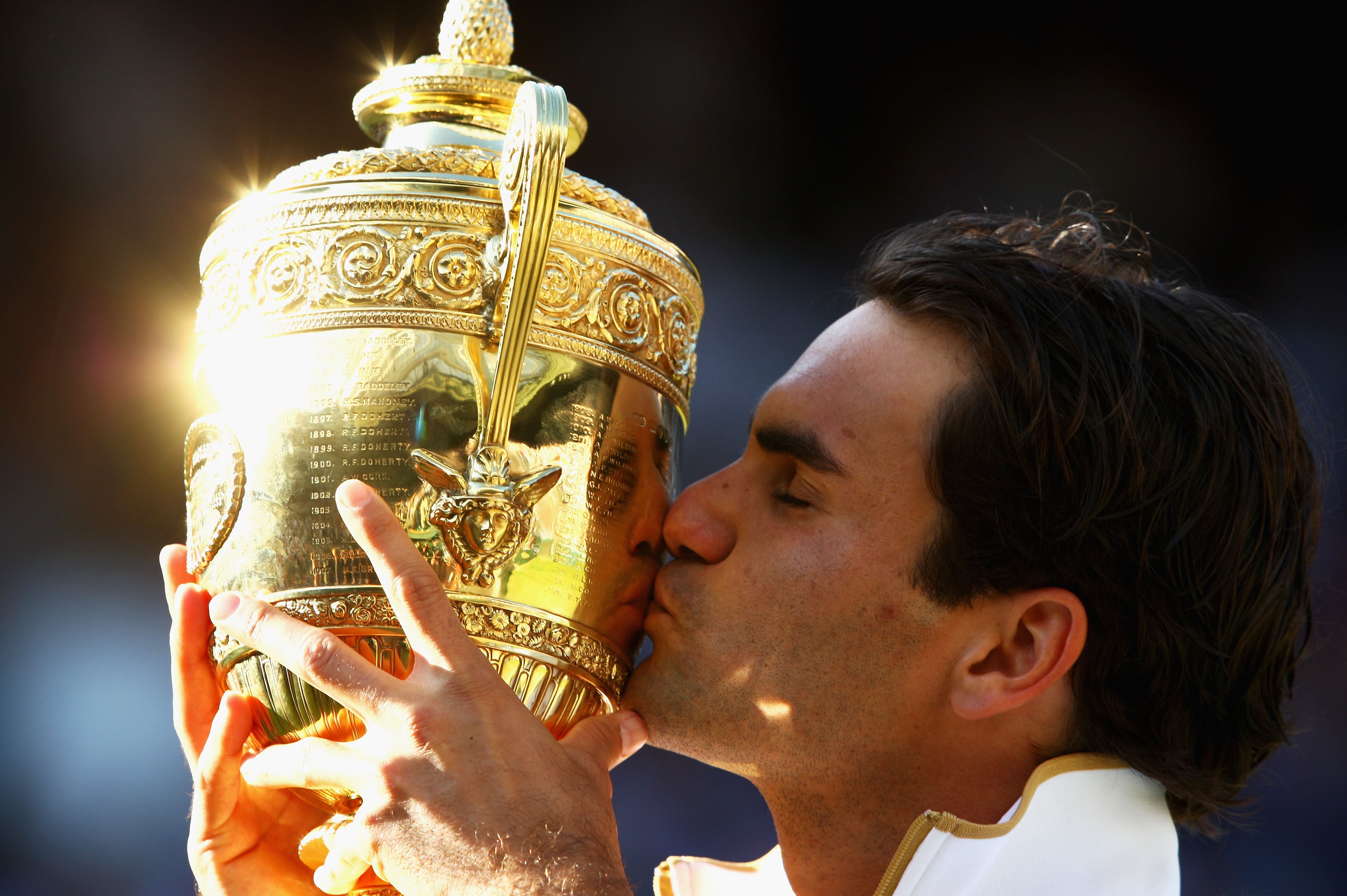 Federer besa el título de Wimbledon que conquista en 2009