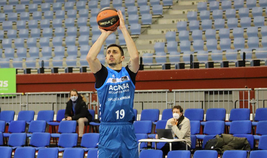 El alero del GBC, Pere Tomas lanza a canasta durante el partido ante el Baxi Manresa