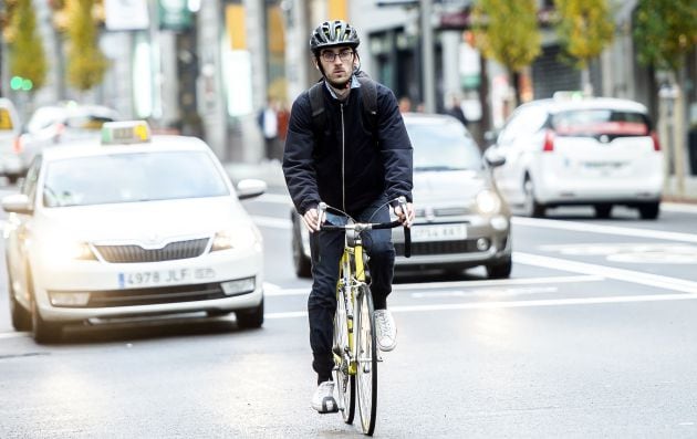 Un ciclista se desplaza por la Gran Vía madrileña.