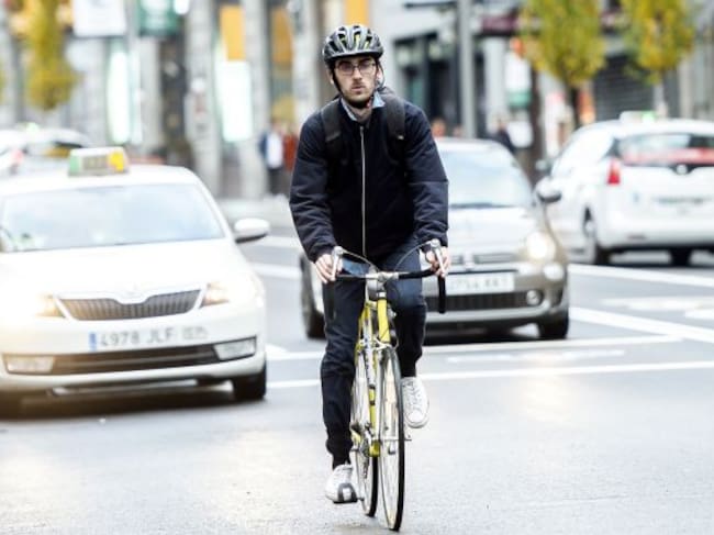 Un ciclista se desplaza por la Gran Vía madrileña.