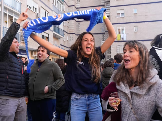 Celebración en el club de baloncesto madrileño Distrito Olímpico, al que fue a parar casi la totalidad de El Gordo de 2024