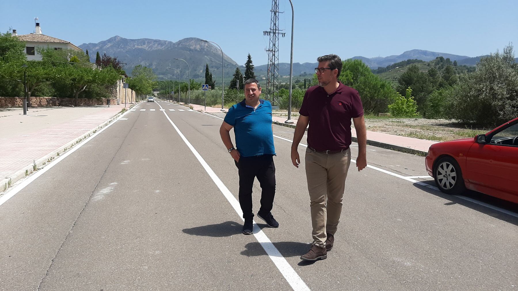 Javier Gutiérrez visitando Benilloba junto al alcalde de la localidad José Ramón Martí