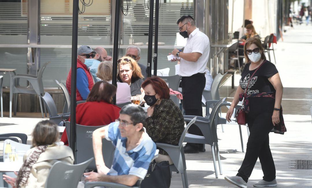 Varias personas en la terraza de un bar en Murcia.