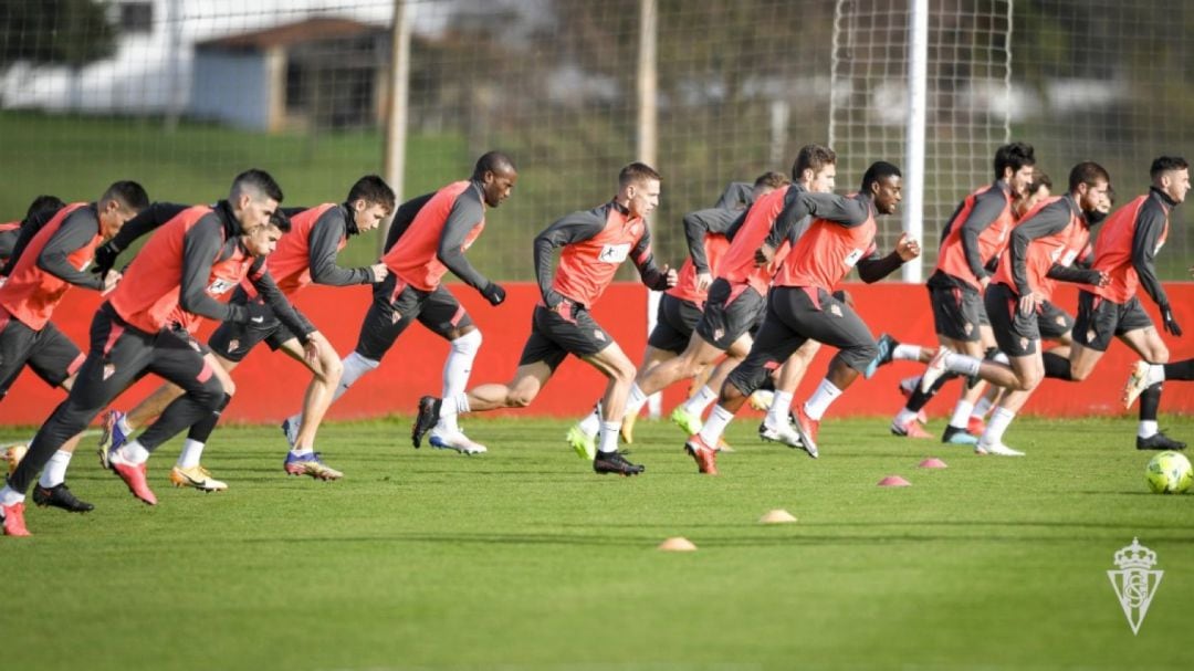 Los futbolistas del Sporting, durante un entrenamiento antes del parón navideño.