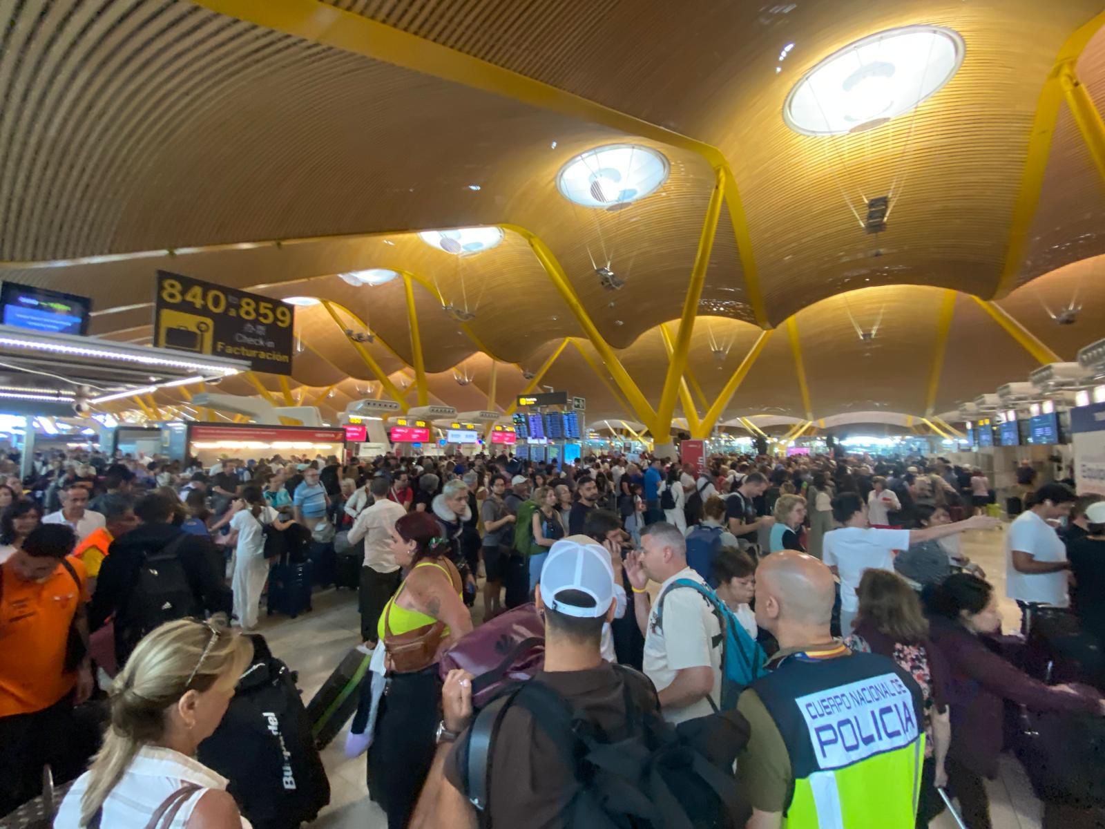 Aglomeraciones en torno a los mostradores de facturación del aeropuerto de Madrid-Barajas.