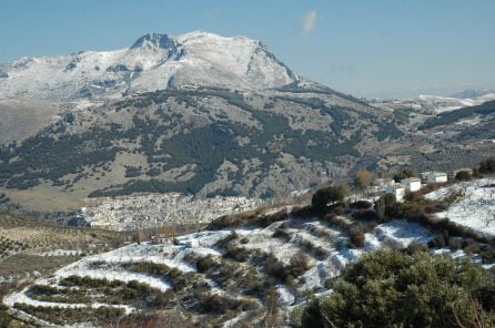 Vista general de Sierra Mágina, con las cumbres nevadas