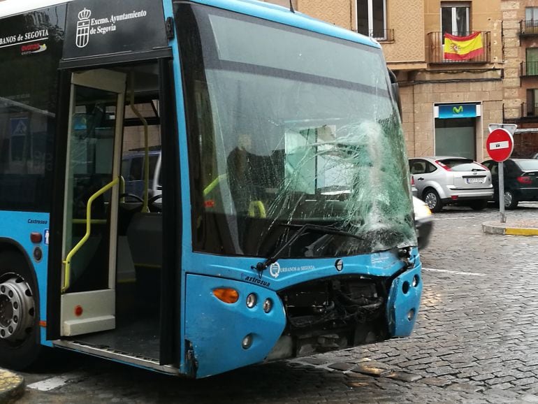 Estado en el que quedaba la parte delantera del vehículo siniestrado