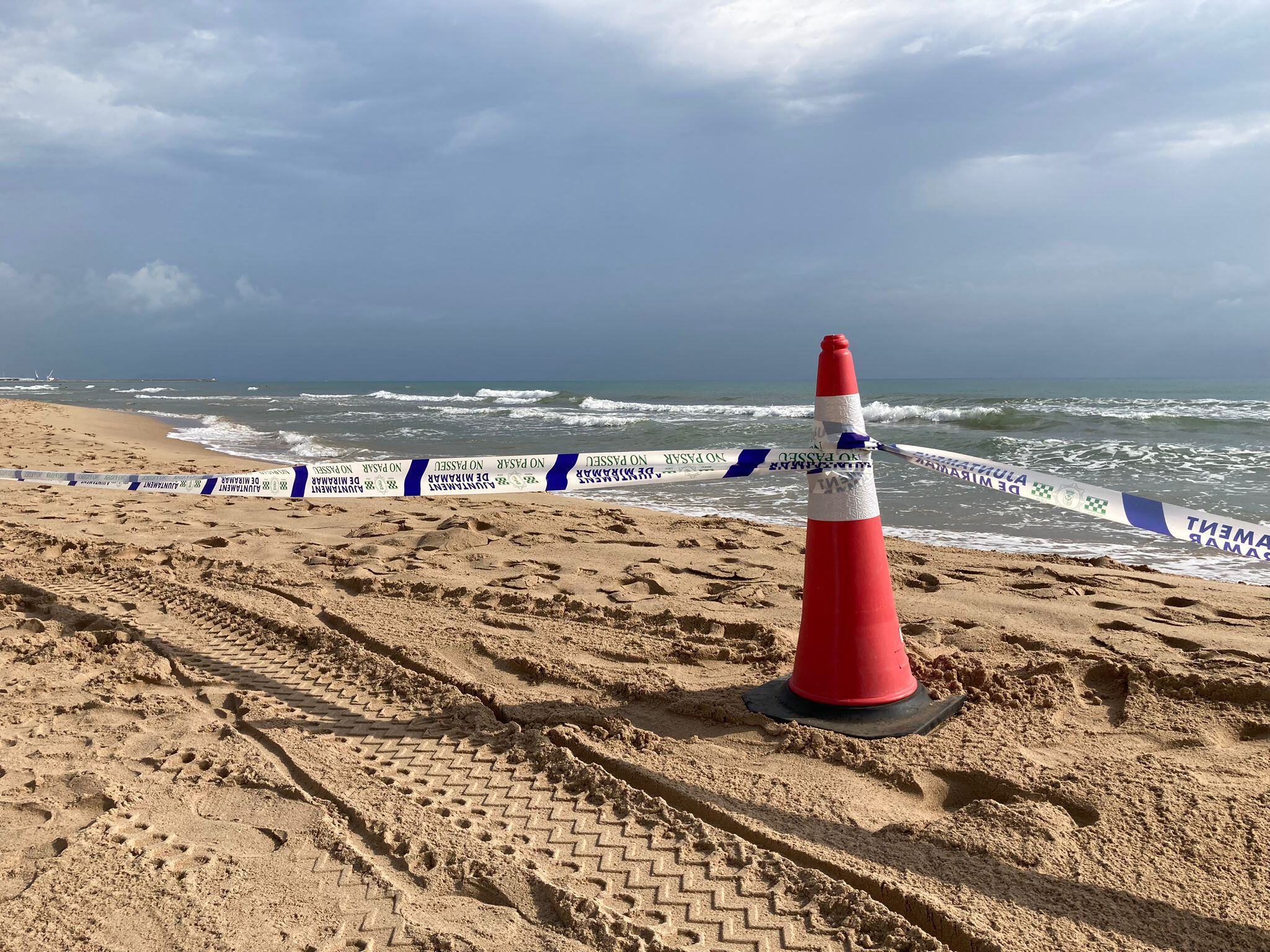 Conos y precintos señalizan que este jueves 27 de julio está prohibido el baño en la playa de Miramar