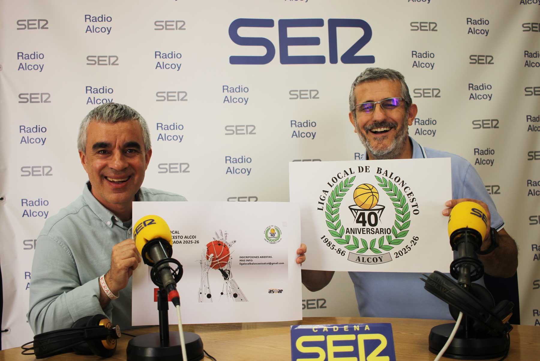 Paco Agulló y Javi Fernández, con los logos del 40 aniversario de la liga local de baloncesto, en el estudio central de Radio Alcoy