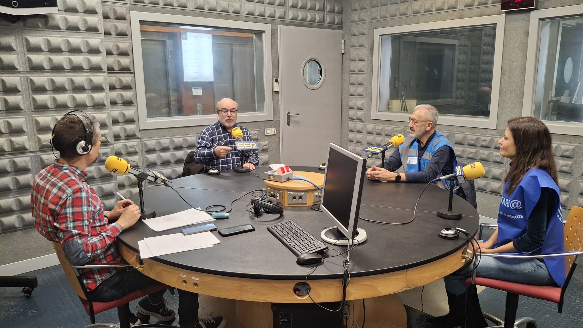 Diana Nogueira, José Ramón Santamaría y José Carlos Vidal durante la campaña de la &quot;Gran Recogida&quot; en los estudios de Radio Vigo