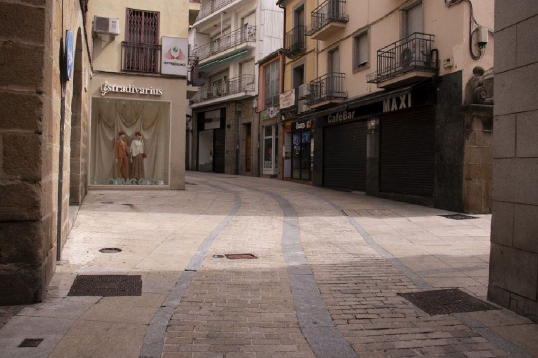 Una de las principales calles comerciales de Extremadura vacia durante la vigencia del primer estado de alarma