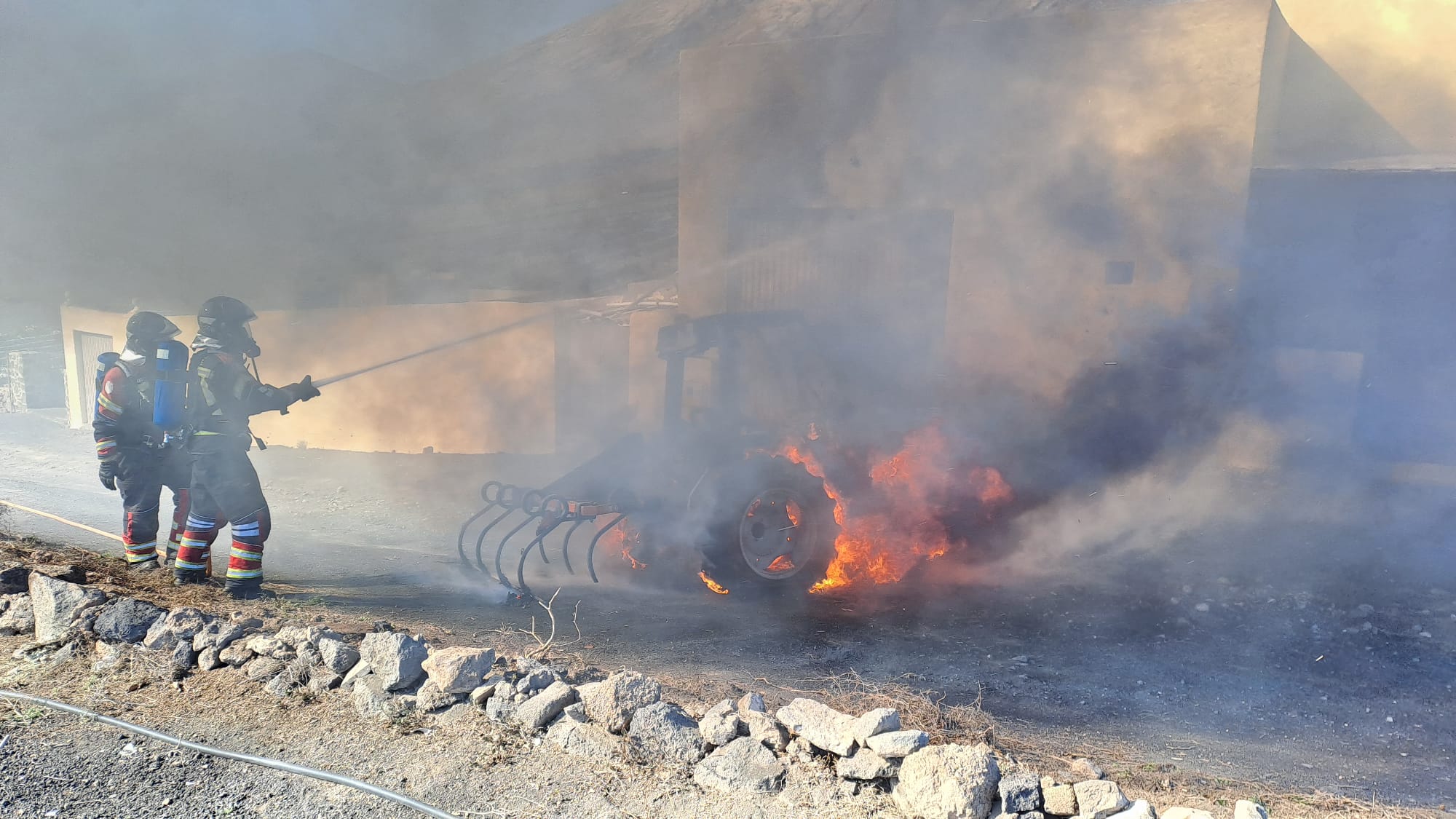 Bomberos de Lanzarote extinguiendo el incendio de un tractor.