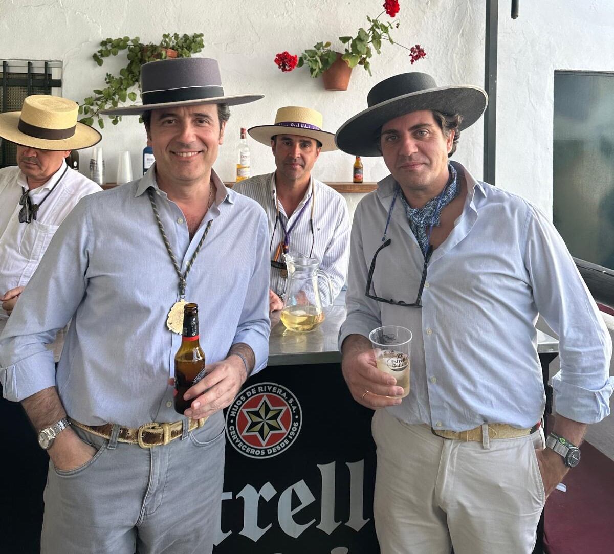 Dos romeros jerezanos junto a un romero de la Hermandad de Sanlúcar la Mayor