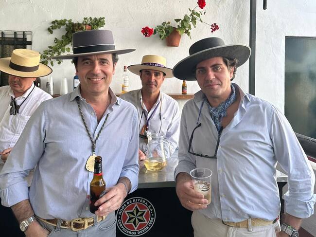 Dos romeros jerezanos junto a un romero de la Hermandad de Sanlúcar la Mayor