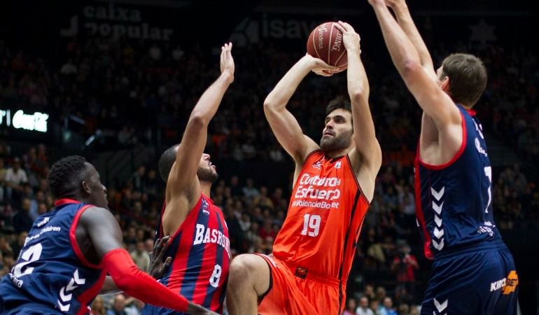 Fernando San Emeterio entre Diop, Hanga y Voigtmann.