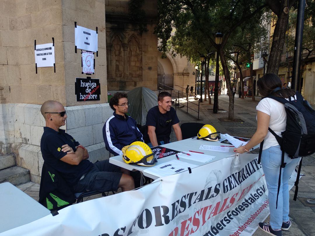 Los bomberos forestales de la Generalitat Valenciana recogen firmas en la playa del ayuntamiento de Castellón