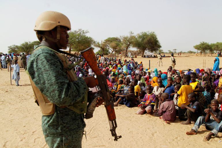 Un soldado nigeriano en el campo de desplazados de Diffa, al sudeste de Niger. 18 de junio, 2016. REUTERS, Luc Gnago