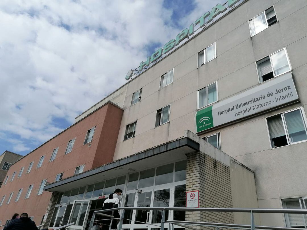 Una de las fachadas del Hospital de Jerez