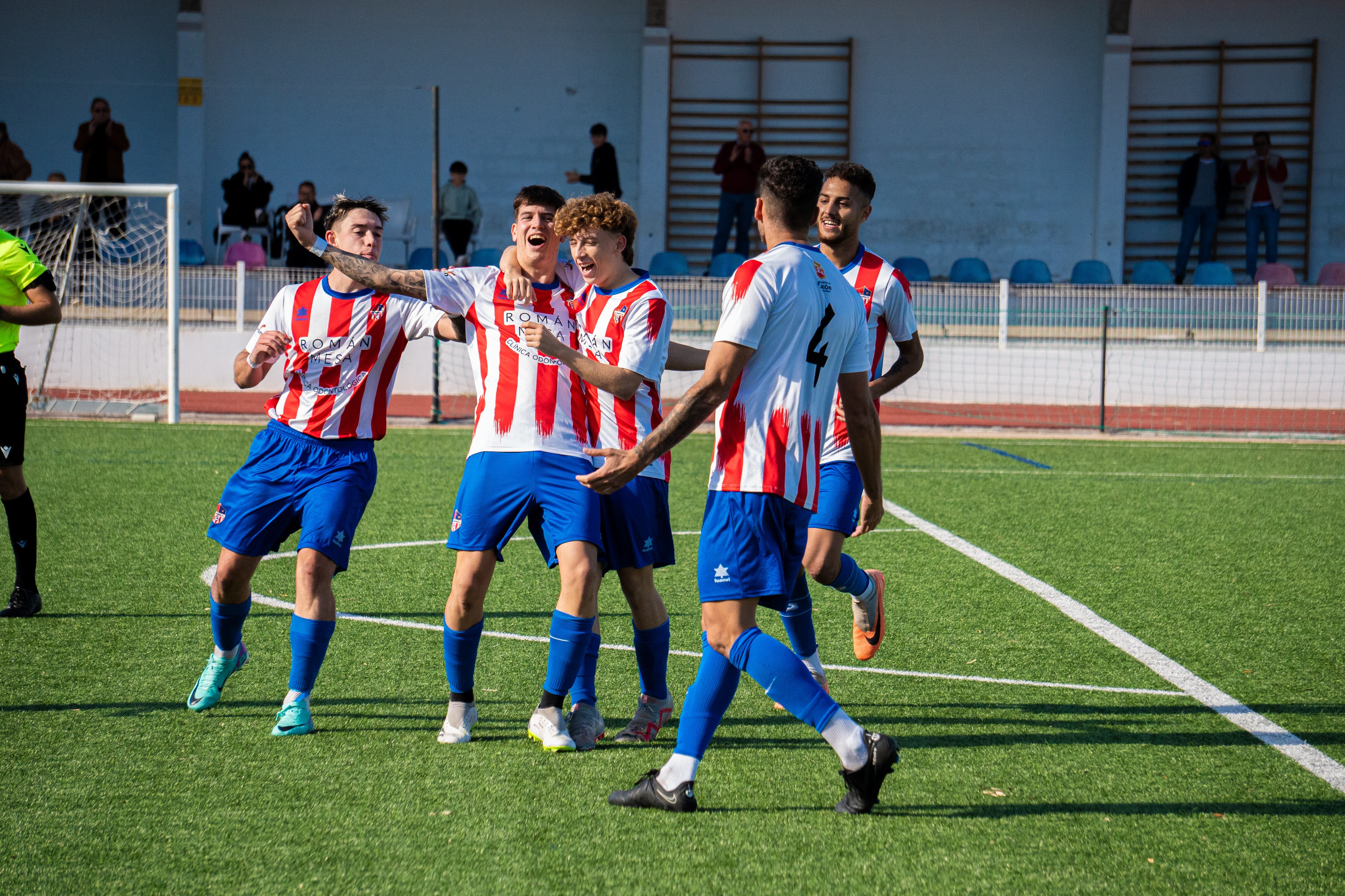 Jugadores de la UD Morón CF celebrando un gol / Pablo de Miguel