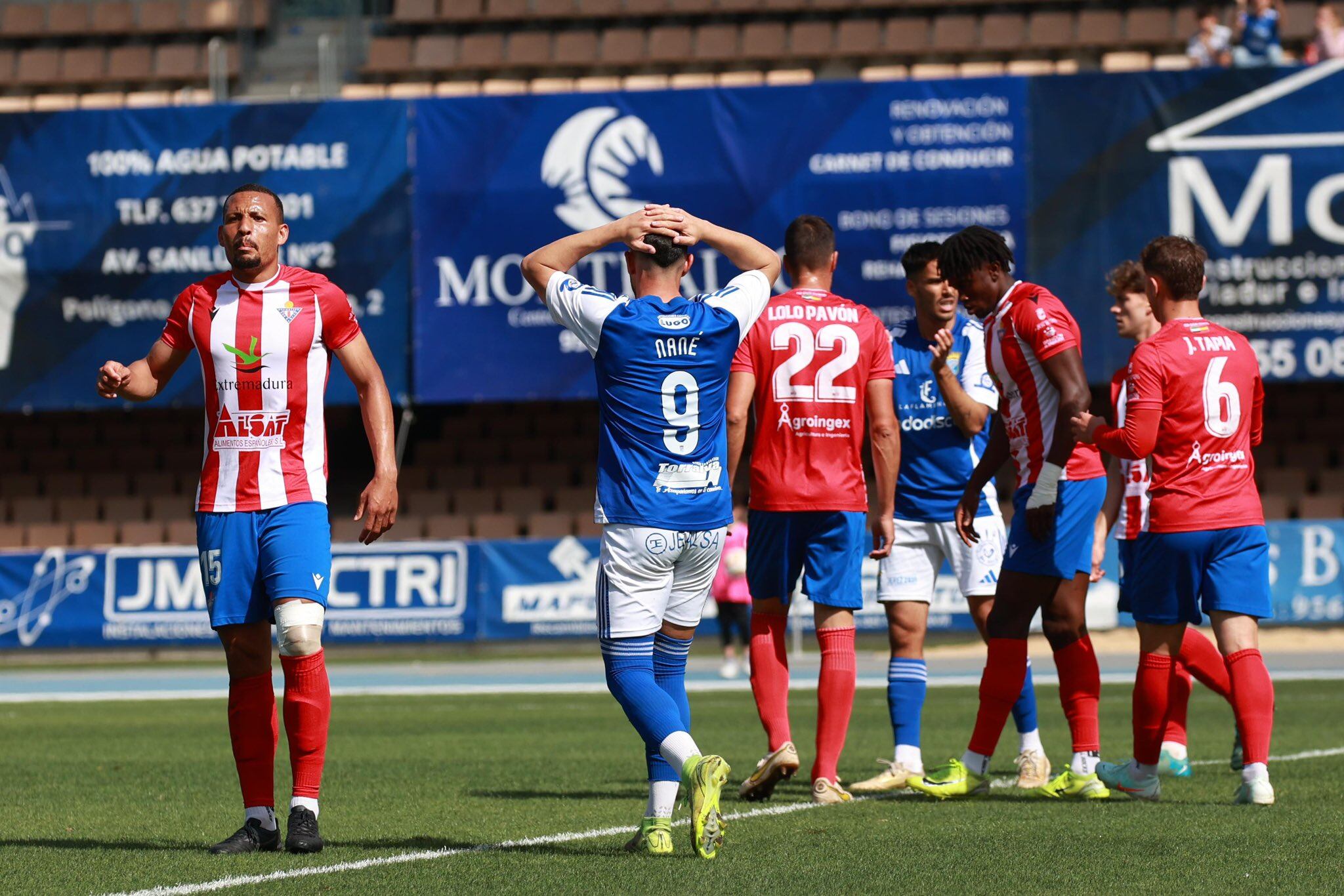 Nané se lamenta de una de las oportunidades que falló ante el Don Benito