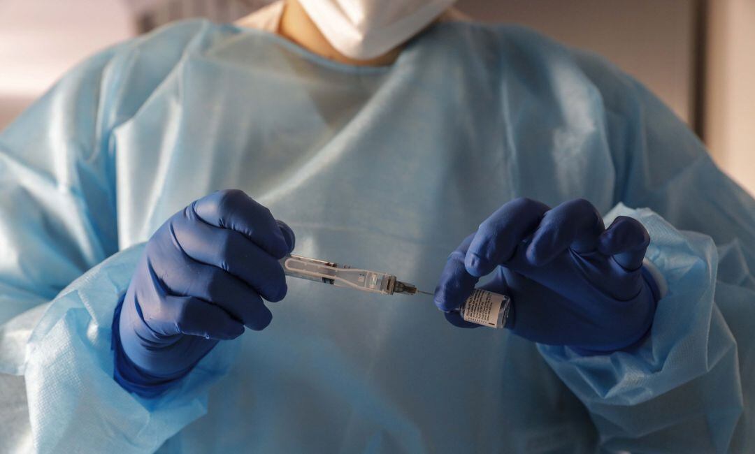 Una enfermera con una vacuna contra la Covid-19