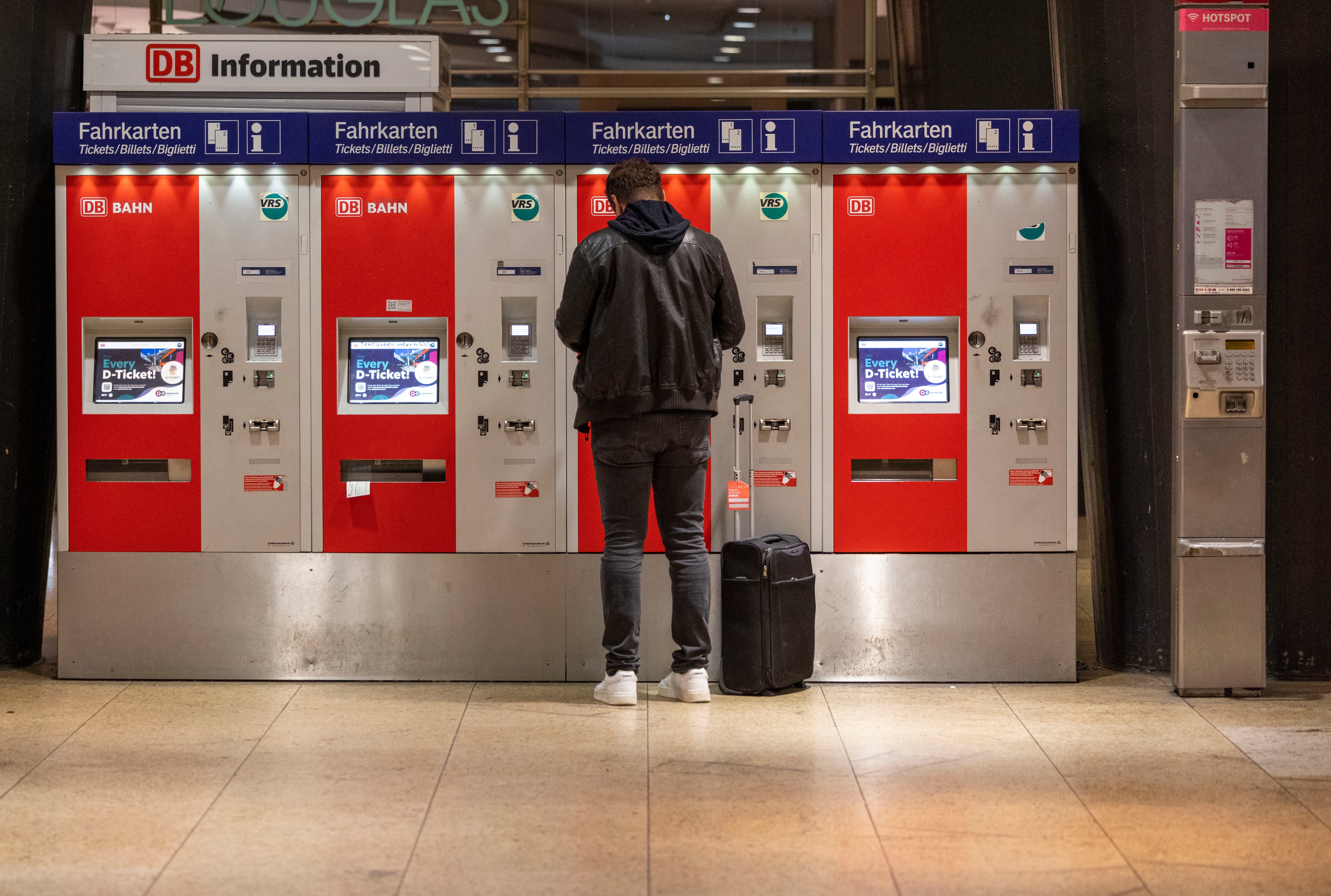 Un hombre compra un ticket de tren en una estación de Alemania.