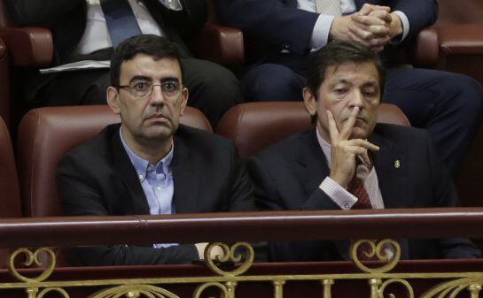 El presidente de la gestora del PSOE, Javier Fernández (d), y el portavoz de la misma, Mario Jiménez