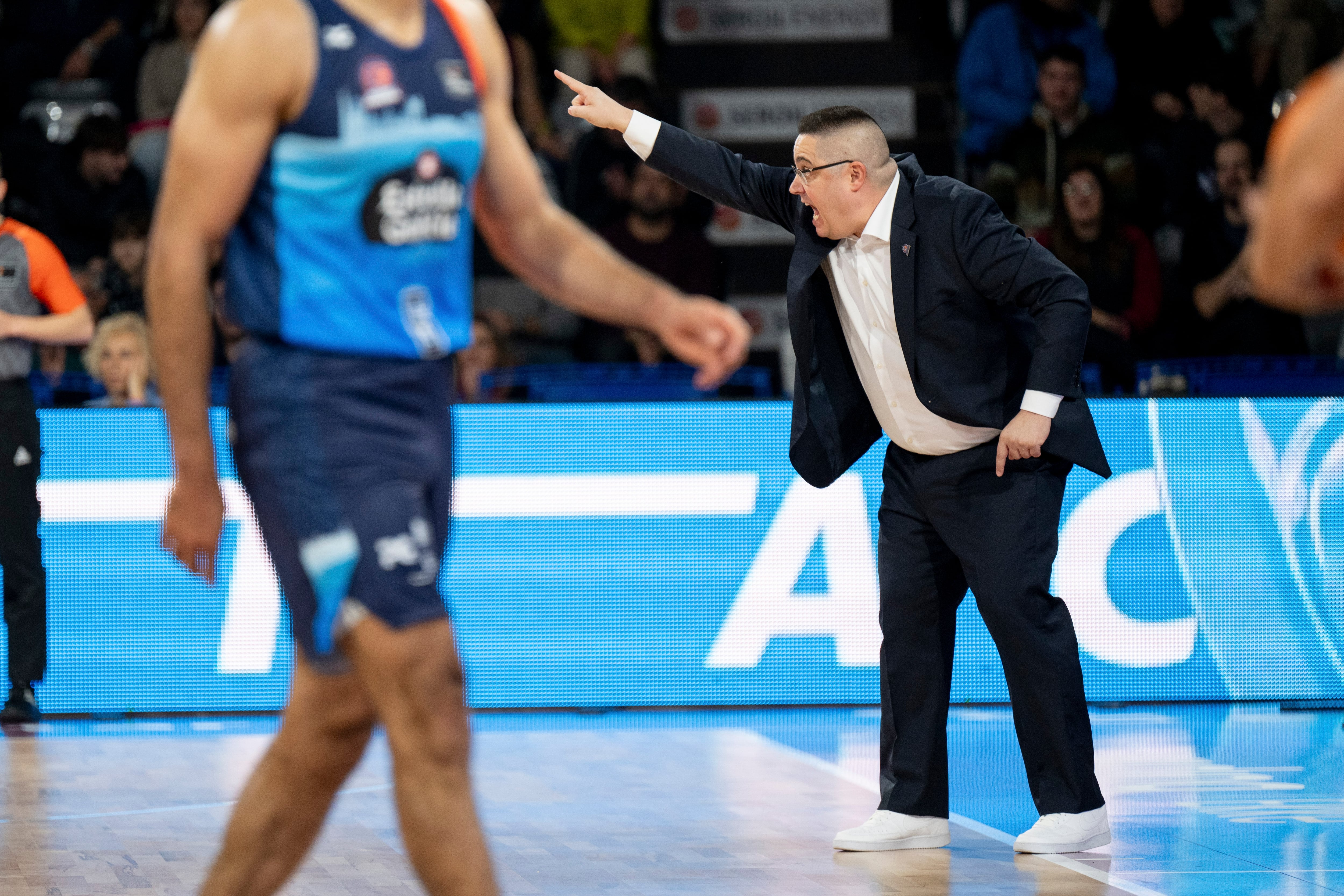 LLEIDA, 01/12/2024.- El entrenador del Leyma Coruña, Diego Epifanio, en el partido de Liga Endesa ante el Hiopos Lleida que se disputa este domingo en el pabellón Barris Nord. EFE/ Alex López
