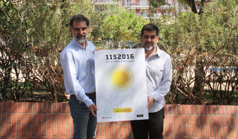 Els presidents d'Omnium Cultural i de l'ANC, Jordi Cuixart i Jordi Sànchez, presenten el cartell de la manifestació de la Diada, el 2 de setembre de 2016.