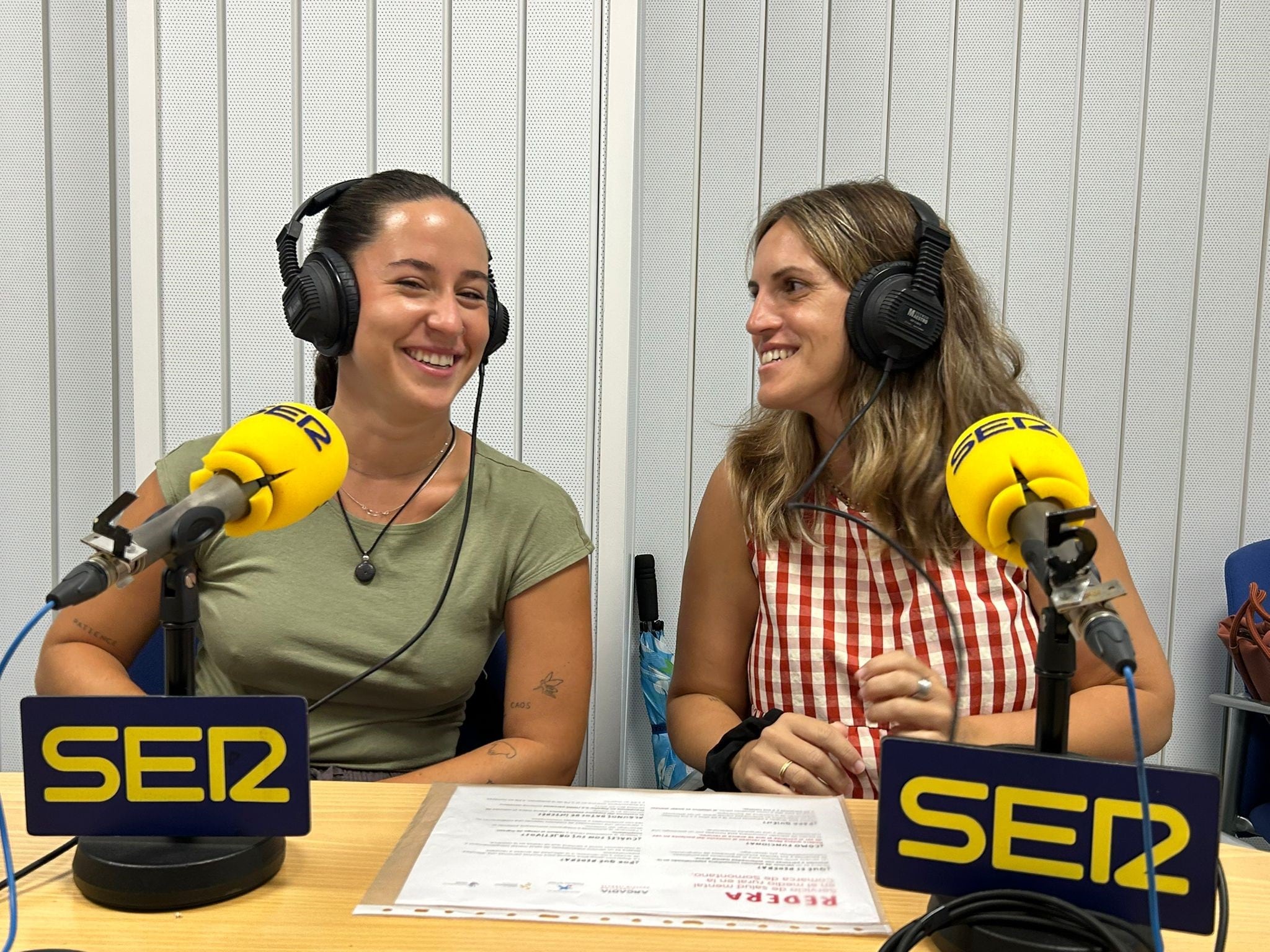 Ainoha Pera y María Martín han explicado el proyecto Redera a los oyentes de Ser Aragón Oriental 