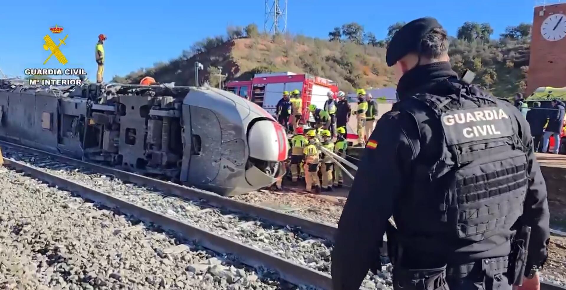 Miembros de la Guardia Civil realizan labores de investigación, apoyo y seguridad tras el accidente de Adamuz.