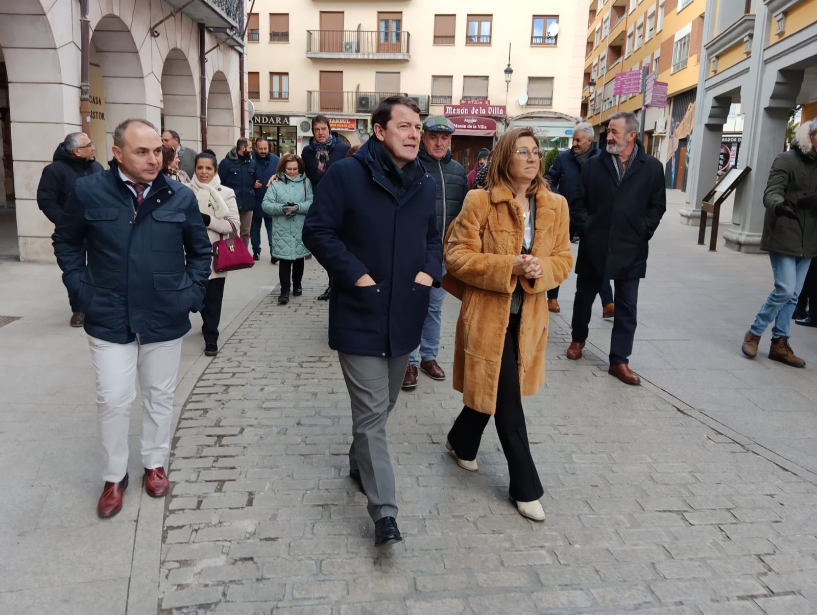 Mañueco con la alcaldesa, Raquel González y el procurador popular arandino Emilio Berzosa