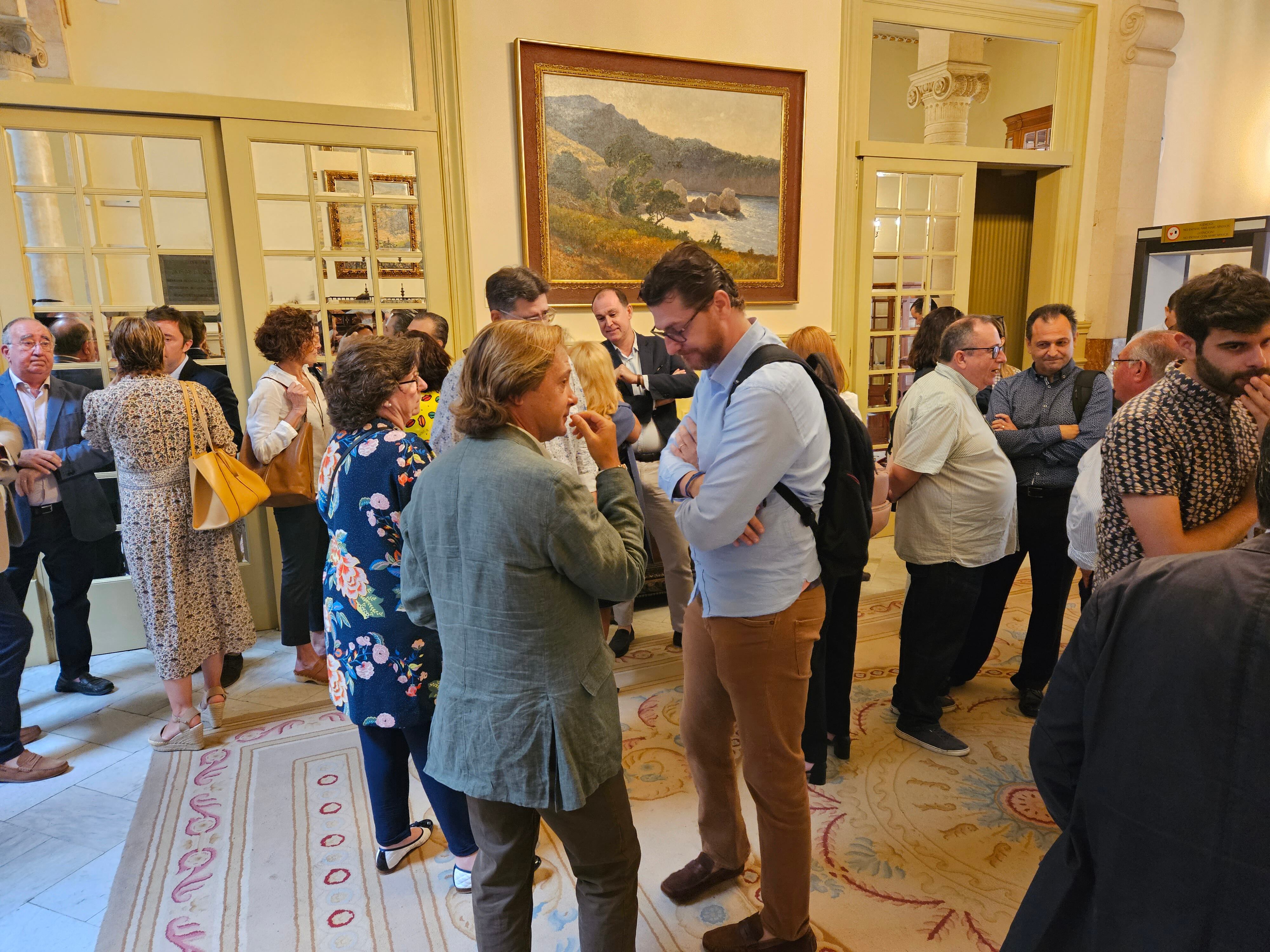 Jorge Campos (Vox) y Sebastià Sagreras (PP) hablan durante la jornada de recogida de credenciales en el Parlament