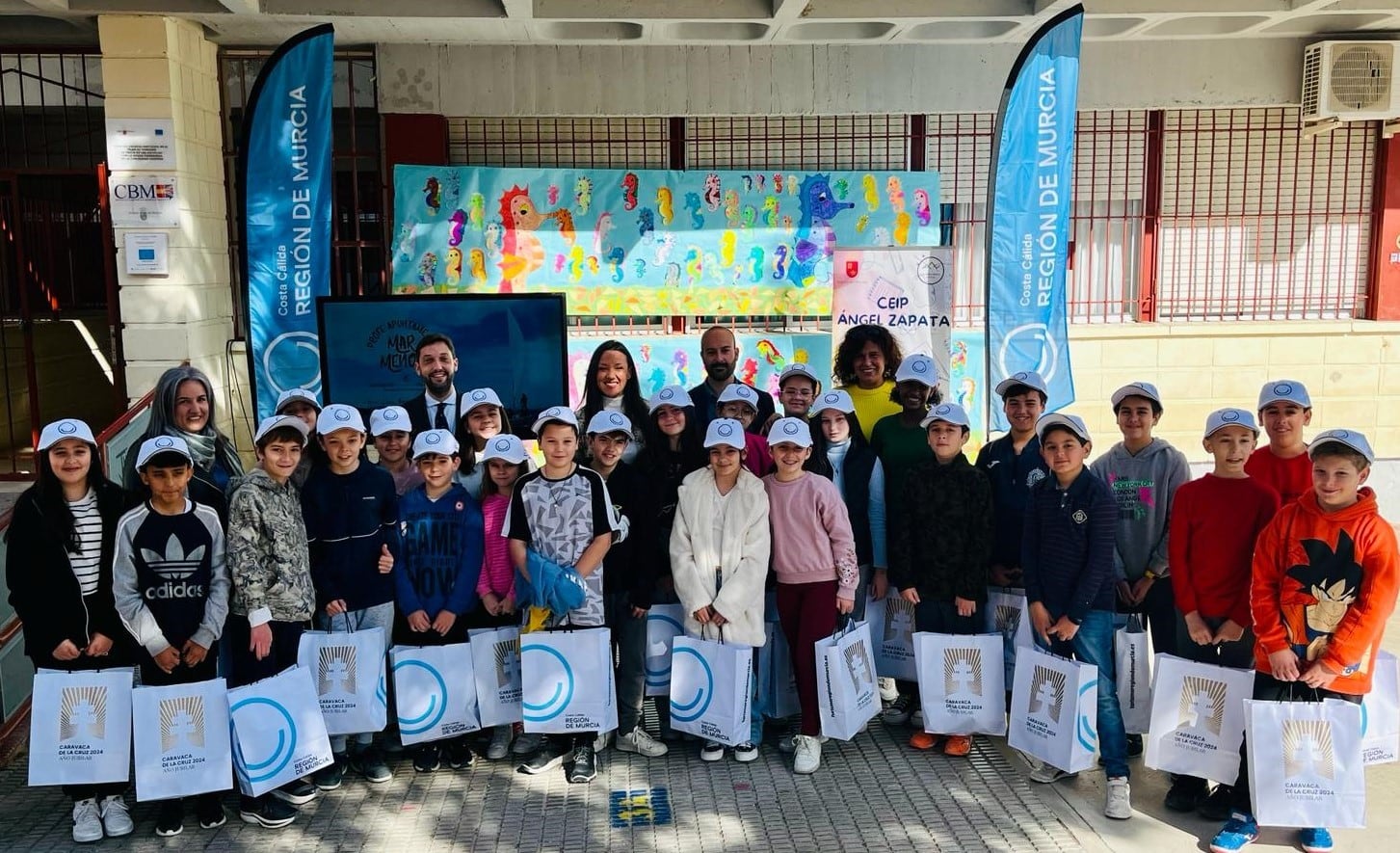 La consejera Conesa durante su visita al colegio Ángel Zapata