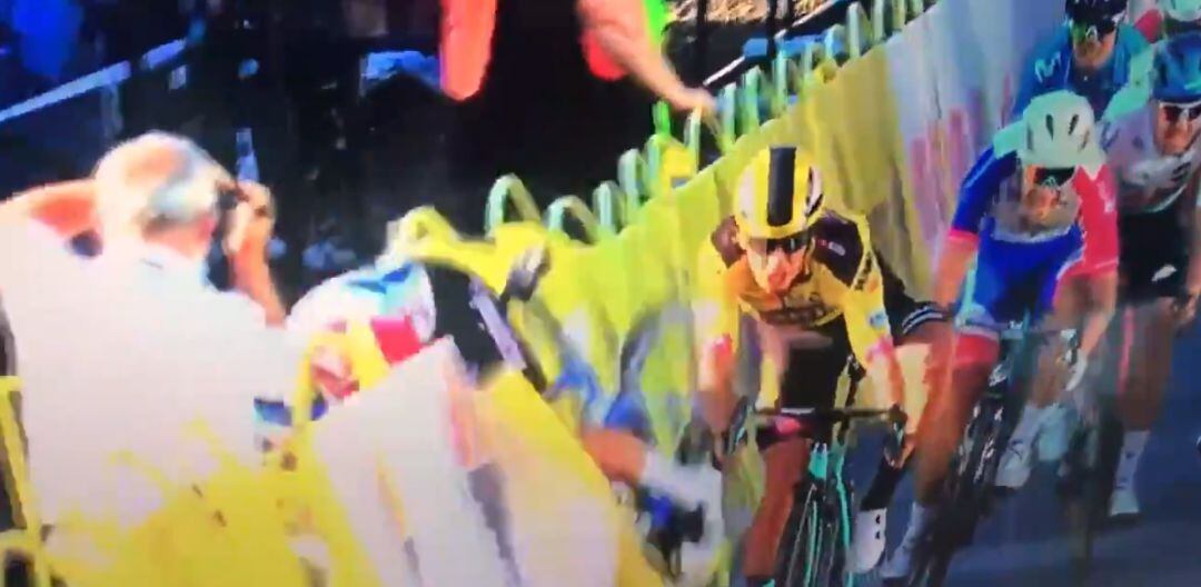 Momento de la terrible caída de La Vuelta a Polonia