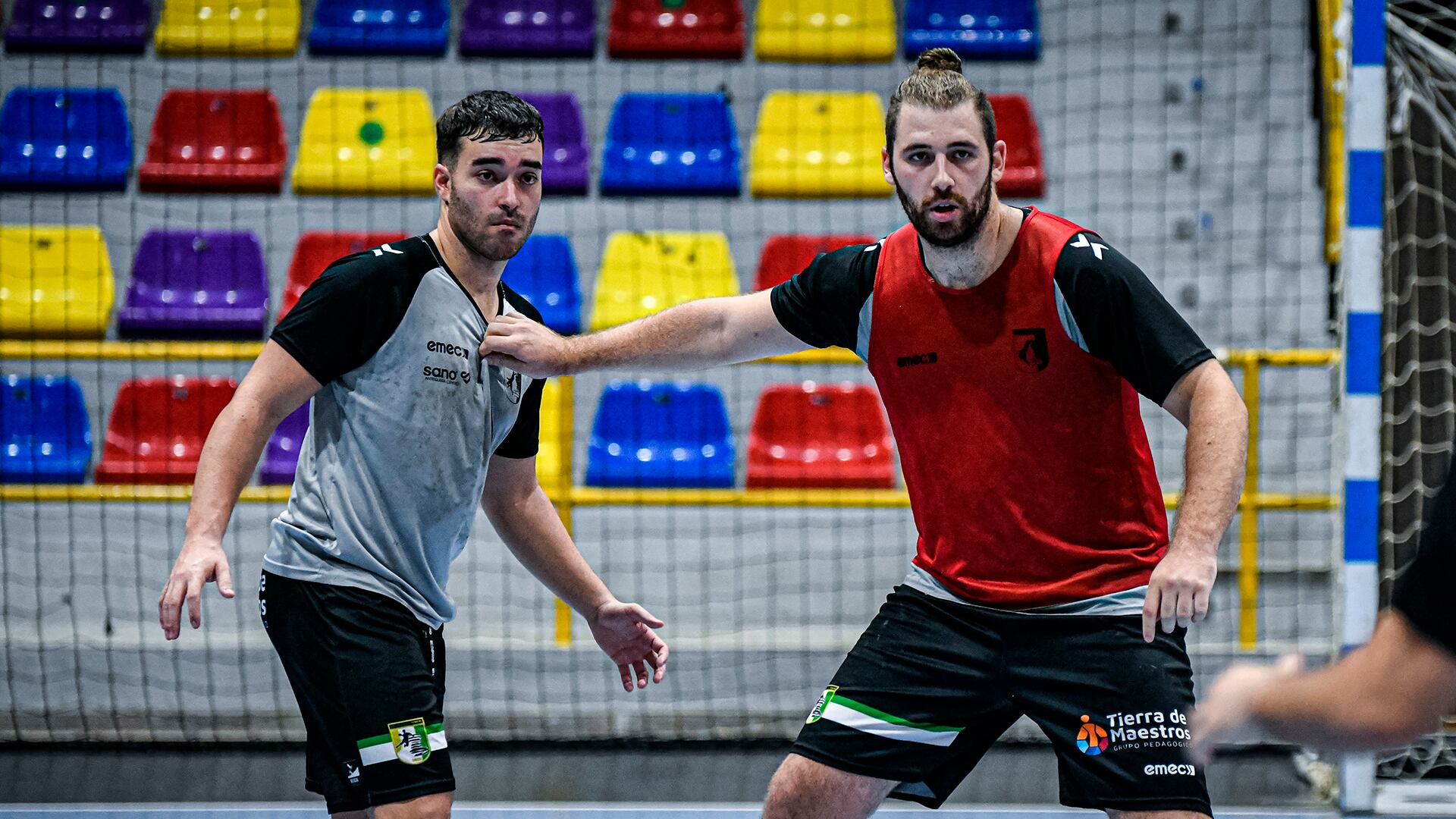 Alejandro Sandonis defiende sobre Mario Sillero en un entrenamiento