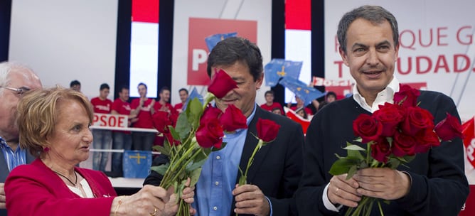 El presidente del Gobierno y líder del PSOE, José Luis Rodríguez Zapatero, acompañado del candidato socialista a la Presidencia del Principado de Asturias, Javier Fernández, y de la alcaldesa de Gijón, Paz Fernandez Felgueroso, durante el acto político ce