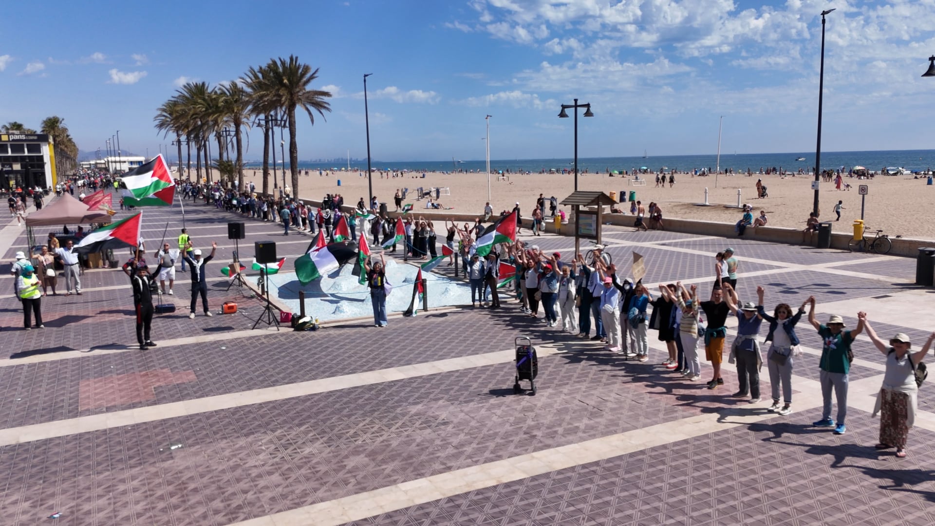 Una cadena humana pide en València el alto el fuego en Gaza