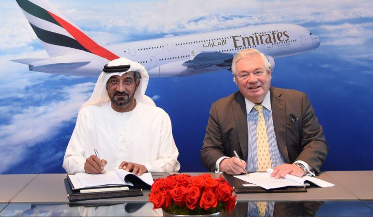 El consejero delegado de Emirates, el jeque Ahmed bin Saeed Al Maktoum, firma la compra de aviones con el ejecutivo de Airbus John Leahy