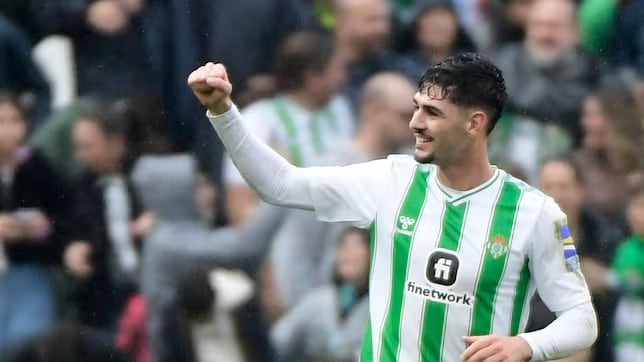 Johnny Cardoso celebra un gol con el Betis