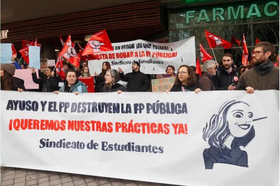 Estudiantes de la Formación Profesional (FP) pública en una protesta en febrero ante la Asamblea de Madrid. EFE/ Fernando Alvarado