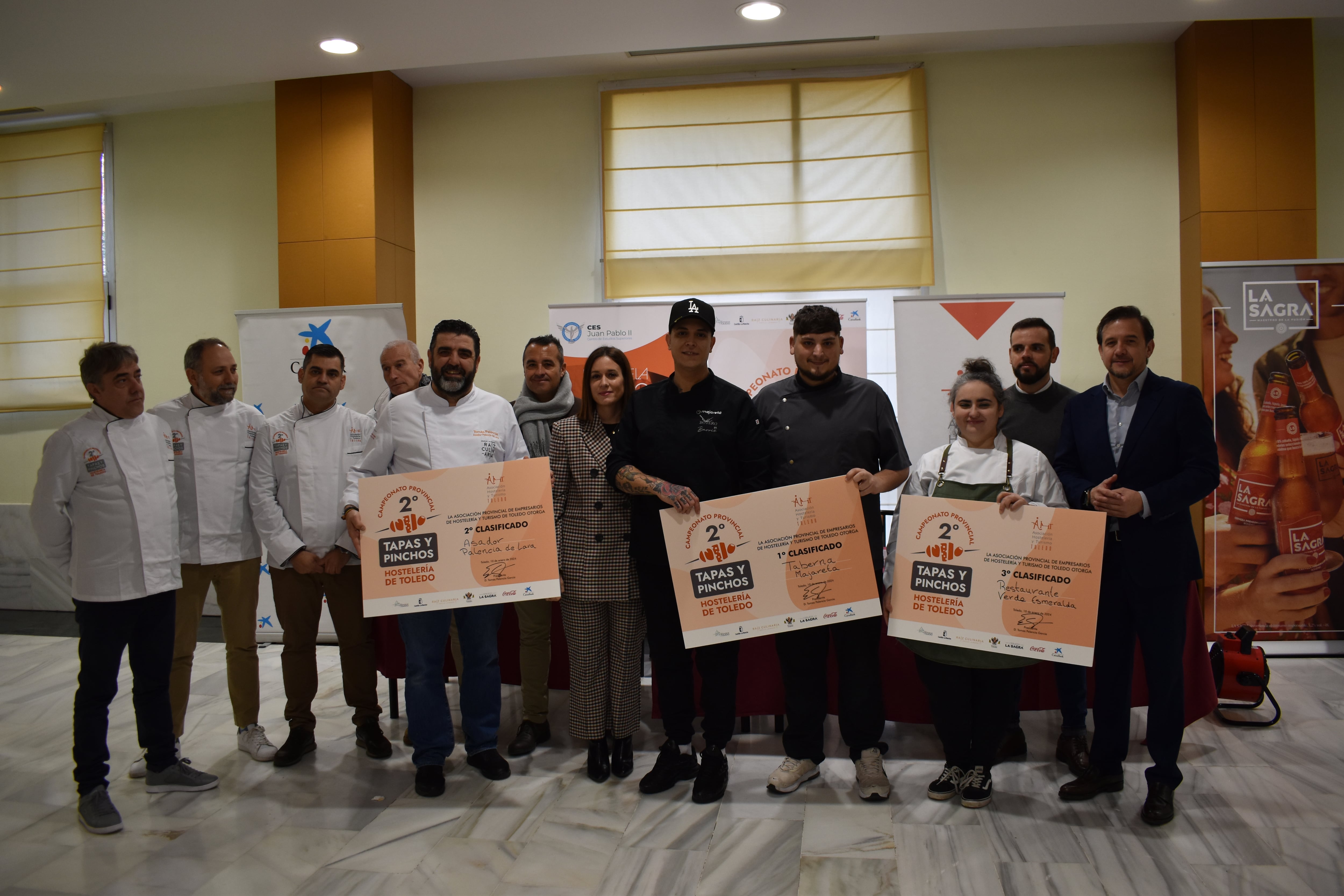 Foto de familia de los tres ganadores del concurso provincial de Tapas y Pinchos de Toledo