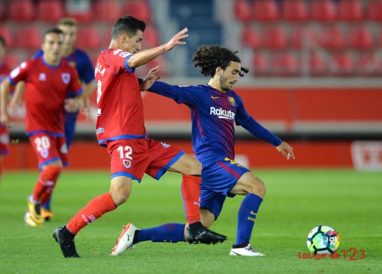 El rojillo Pere Milla pelea con Cucurella en el partido de ida en Los Pajaritos.