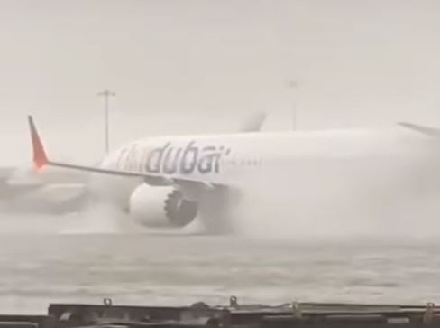 Un avión en el aeropuerto inundado de Dubai.