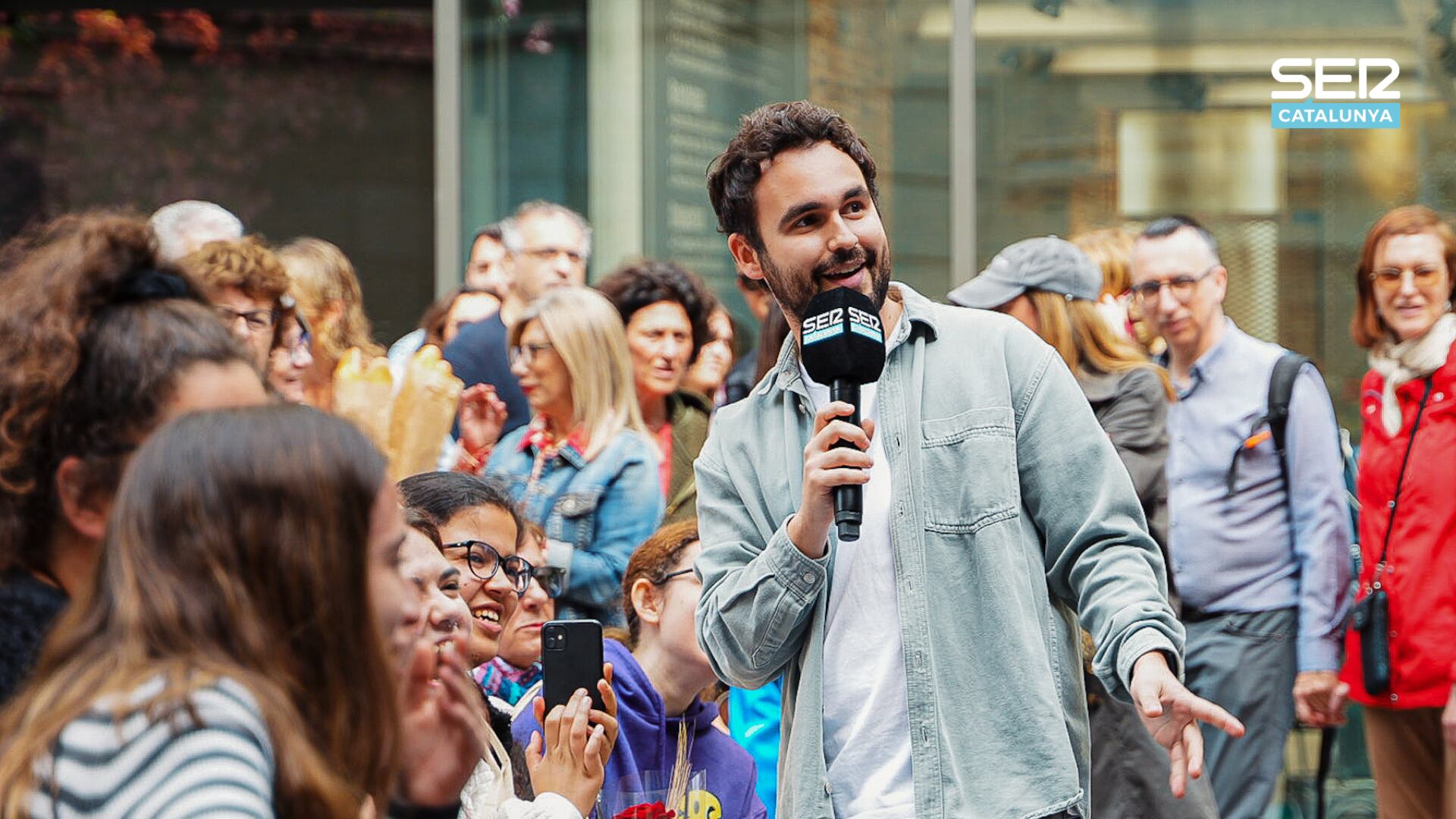 L'Aquí Catalunya al carrer Casp de Barcelona per la diada de Sant Jordi 2023
