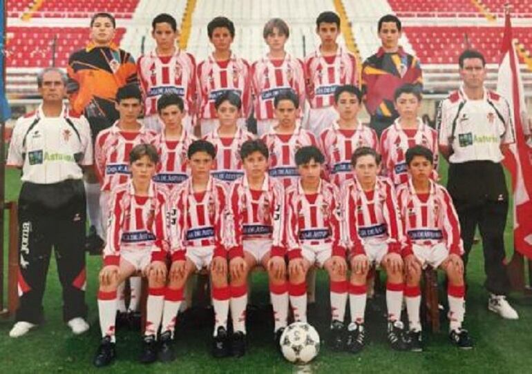 En la fila del centro, Javi Fuego, el primer jugador por la derecha